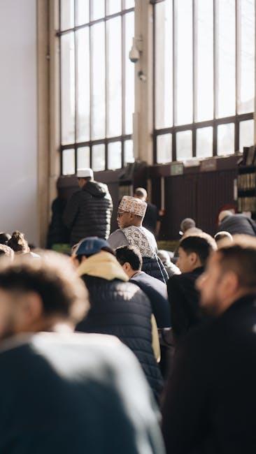 지역 주민들이 공공자원을 함께 나누며 활기찬 공동체를 만드는 모습