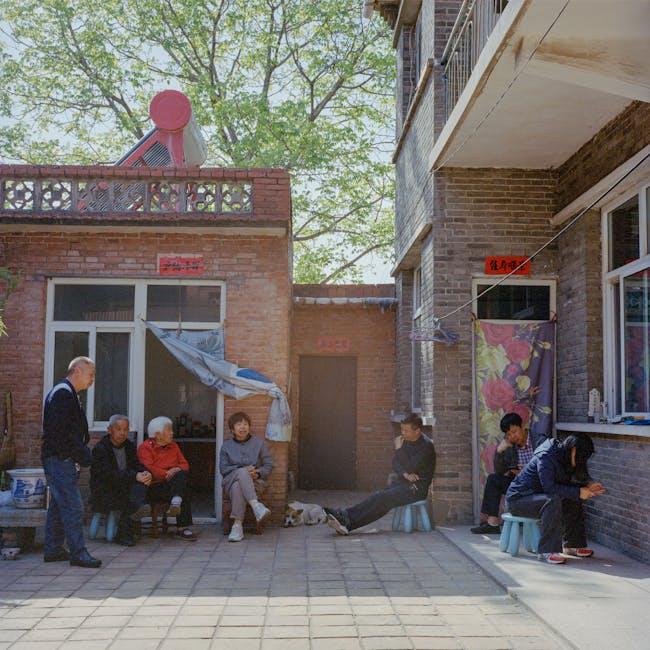 중고 안마 의자를 활용한 이웃 소통 모임에서 편안하게 대화하는 모습