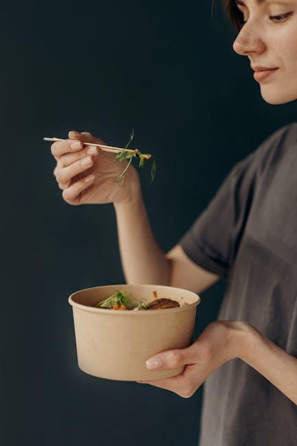 다이어트 중에도 즐길 수 있는 건강한 야식으로 행복한 밤을 보내는 모습