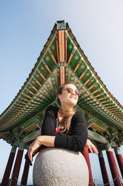 여행지에서 젤네일 디자인을 자랑하는 여성의 손톱 사진