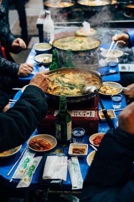 이미지 - korean-family-choosing-kimchi-containers-at-a-traditional-market-png